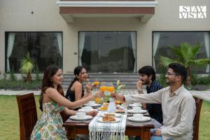 Gallery image of StayVista at Eleganza Villas with BBQ, Lawn, Bonfire in Jaipur