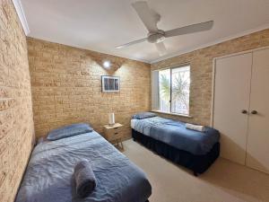 Postel nebo postele na pokoji v ubytování Cliffs Unit 1 - Kalbarri,WA