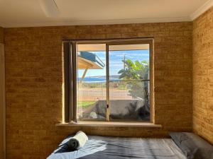 Postel nebo postele na pokoji v ubytování Cliffs Unit 1 - Kalbarri,WA + 4 fotografie