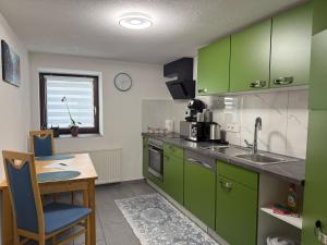 Kuchyň nebo kuchyňský kout v ubytování Ferienwohnung für Gruppen oder Familien