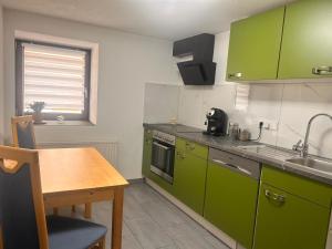 Kuchyň nebo kuchyňský kout v ubytování Ferienwohnung für Gruppen oder Familien