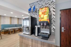 Příslušenství pro přípravu čaje a kávy v ubytování Best Western Lake Oswego Hotel & Suites