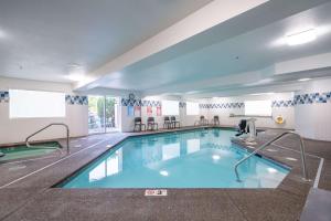 Bazén v ubytování Best Western Lake Oswego Hotel & Suites nebo v jeho okolí