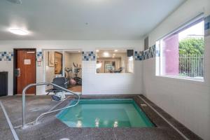 Bazén v ubytování Best Western Lake Oswego Hotel & Suites nebo v jeho okolí