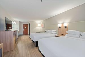 TV a/nebo společenská místnost v ubytování Best Western Lake Oswego Hotel & Suites