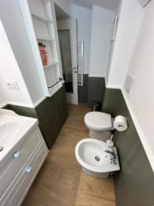 A bathroom at Swing 69 by PortofinoVacanze Még 52 kép