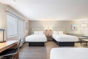 Postel nebo postele na pokoji v ubytování Best Western Lake Oswego Hotel & Suites