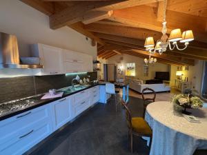 Kuchyň nebo kuchyňský kout v ubytování Alpine Nest Loft