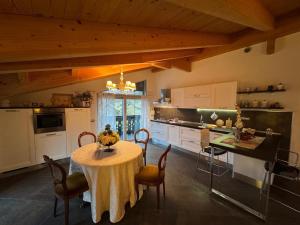 Kuchyň nebo kuchyňský kout v ubytování Alpine Nest Loft