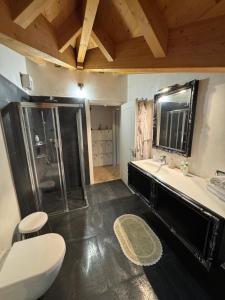 Koupelna v ubytování Alpine Nest Loft + 7 fotografií