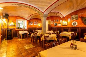 a restaurant with tables and chairs in a room at Sobe in apartmaji Triglav - Gostinstvo Tomex in Ilirska Bistrica