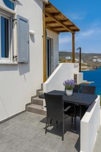 A balcony or terrace at Theis Seafront Retreat - Loutra Seaview Bliss
