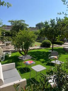 een groep stoelen en tafels in een tuin bij Villa Pintucci in Trani