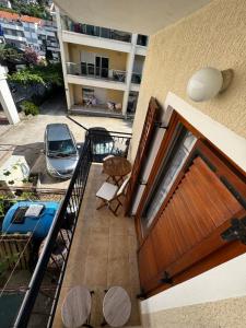 een balkon van een gebouw met een tafel en een auto bij Apartman Petar - Portonovi Đenovići in Ðenovići