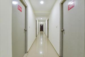 Un couloir d'un hôpital avec dans l'établissement Via Himalaya Inn, à Ahmedabad