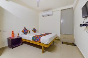 une chambre avec un lit et une télévision dans l'établissement Via Himalaya Inn, à Ahmedabad 24 autres photos