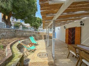 un patio con due sedie e un tavolo di Nefes Ada Evleri - Garden a Bozcaada