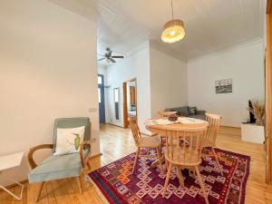una sala da pranzo con tavolo e sedie di Nefes Ada Evleri - Garden a Bozcaada