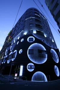 ein Gebäude mit runden Fenstern an der Seite in der Unterkunft Hotel VARKIN in Tokio