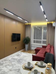 TV a/nebo společenská místnost v ubytování 2 комн квартира в ЖК Altyn Sapa + 20 fotografií