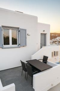 A balcony or terrace at Theis Seafront Retreat - Loutra Seaview Bliss