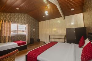 Postel nebo postele na pokoji v ubytování Mountain View Darjeeling Comfort Inn With Best Facilities Like 3-Star Rooms