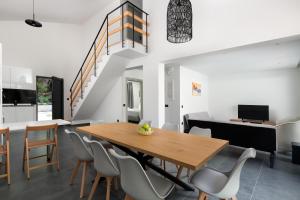 TV a/nebo společenská místnost v ubytování Rokas Luxury Villas + 12 fotografií