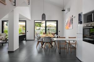 Kuchyň nebo kuchyňský kout v ubytování Rokas Luxury Villas