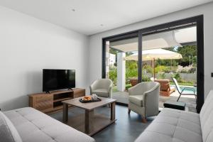 TV a/nebo společenská místnost v ubytování Rokas Luxury Villas