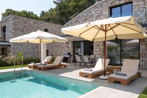 Bazén v ubytování Rokas Luxury Villas nebo v jeho okolí