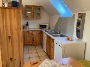 Kuchyň nebo kuchyňský kout v ubytování Landhaus Bender Ferienwohnung mit Terrasse und Garten