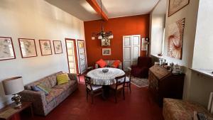 ein Wohnzimmer mit Sofa und Tisch in der Unterkunft Dimora PANE in Fubine
