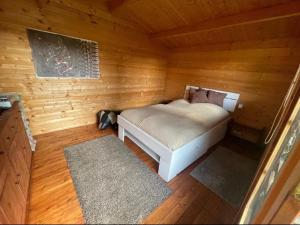OderbergにあるFerienhaus Garten und Pool Ferienwohnung und Gästehausのログキャビン内の小さなベッドルーム1室(ベッド1台付) +25枚の写真