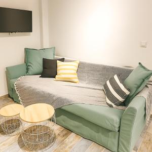 A seating area at Theis Seafront Retreat - Loutra Seaview Bliss