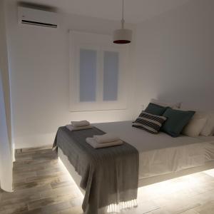 A seating area at Theis Seafront Retreat - Loutra Seaview Bliss