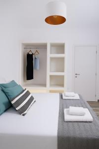 A bed or beds in a room at Theis Seafront Retreat - Loutra Seaview Bliss