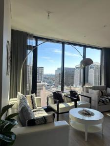 Setusvæði á Stylish 1BR suite with City-view & Balcony