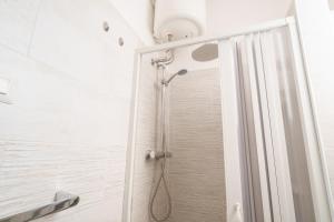 een badkamer met een douche met een douchegordijn bij Villa della Nonna in Torre Canne +49 foto's