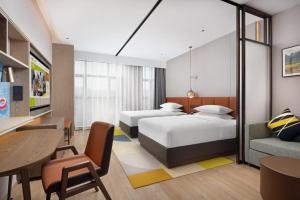 Postel nebo postele na pokoji v ubytování Hilton Garden Inn Xingyi Orange Hill Plaza