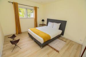 Un dormitorio con una cama grande y una ventana. en DOMAINE LES ATELIERS et SPA, en Antananarivo