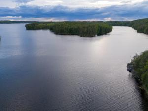 een luchtbeeld van een grote hoeveelheid water bij Metsäsydän mökki 3 Vinksinvonksin 
