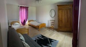 un salon avec un canapé et une fenêtre dans l'établissement Gîte à Rocamadour, à Rocamadour