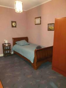 una camera da letto con un letto in una stanza di Chez Papi et Mamie maison de famille à Gramat a Gramat
