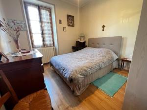 Ένα ή περισσότερα κρεβάτια σε δωμάτιο στο L'Oustal de l'Olivier
