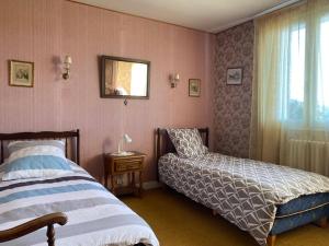 Posteľ alebo postele v izbe v ubytovaní la maison d'enfance