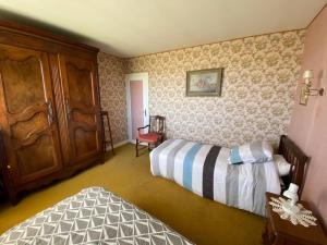 Posteľ alebo postele v izbe v ubytovaní la maison d'enfance