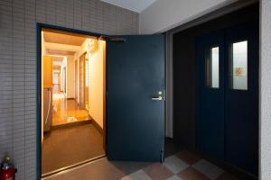 a room with a blue door and a hallway at エレガンス表町-市内中心部でアクセス良好 ワンフロア貸し切りでパーティもOｋ駐車料金無料 in Okayama +23 photos