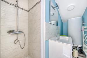 un bagno con doccia e lavandino di Escapades Marines Classée 3 Étoiles ad Arès