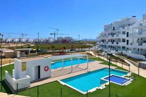 una piscina di fronte a un edificio di Casa Emerald 2 by Rental Hero a Torre-Pacheco