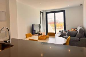 una cucina e un soggiorno con un tavolo e un divano di Casa Emerald 2 by Rental Hero a Torre-Pacheco